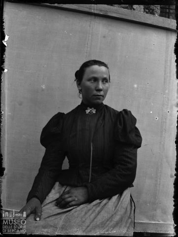 Val Brembana. Ritratto di giovane donna