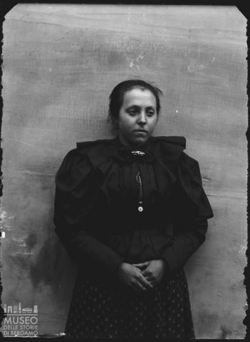 Val Brembana. Ritratto di giovane donna