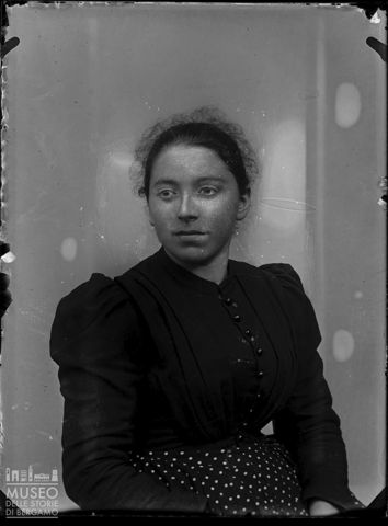 Val Brembana. Ritratto di giovane donna