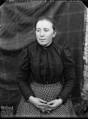 Val Brembana. Ritratto di giovane donna