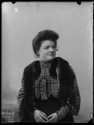 Val Brembana. Ritratto di giovane donna