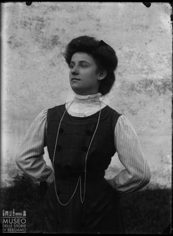 Val Brembana. Ritratto di giovane donna