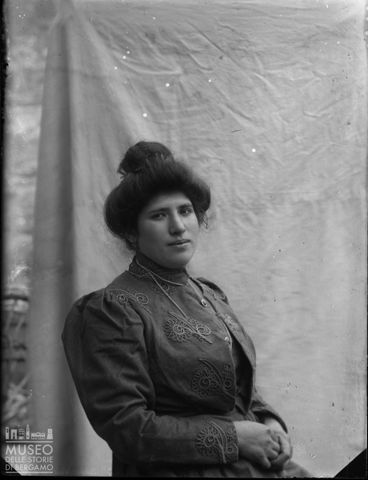 Val Brembana. Ritratto di giovane donna