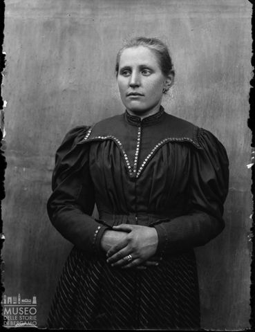Val Brembana. Ritratto di giovane donna