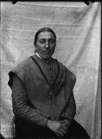 Val Brembana. Ritratto di suora novizia