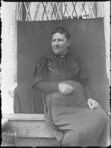 Val Brembana. Ritratto di donna anziana seduta