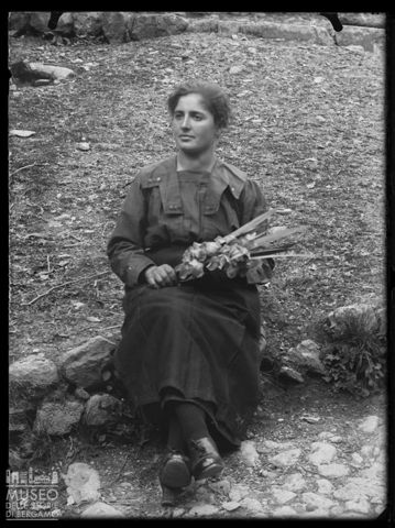 Val Brembana. Ritratto di donna seduta