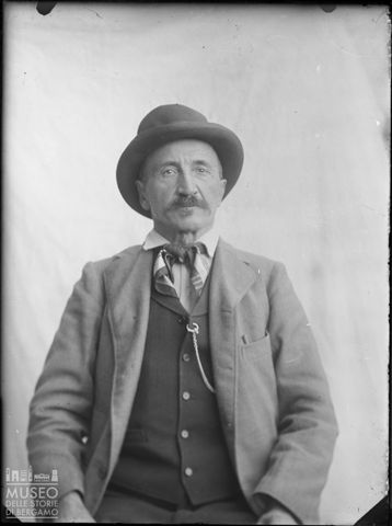 Val Brembana. Ritratto di uomo anziano con cappello. Busto