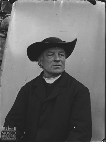 Val Brembana. Ritratto di prete con cappello