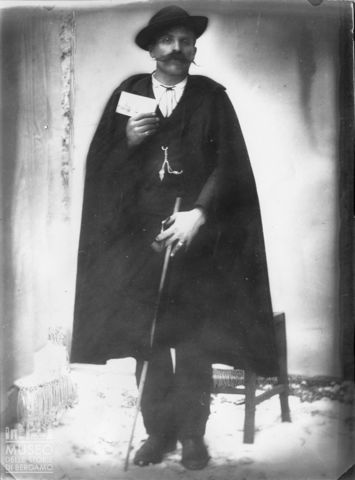Val Brembana. Ritratto di uomo con mantello