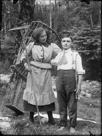 Val Brembana. Ritratto di una coppia nel bosco