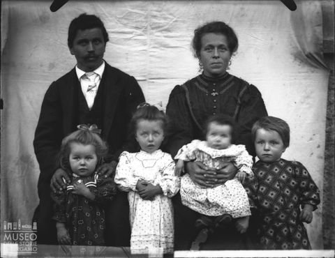 Val Brembana. Ritratto di gruppo familiare