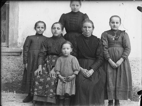 Val Brembana. Ritratto di gruppo familiare