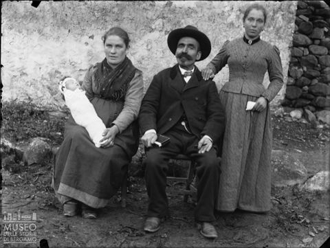 Val Brembana. Ritratto di famiglia con neonato