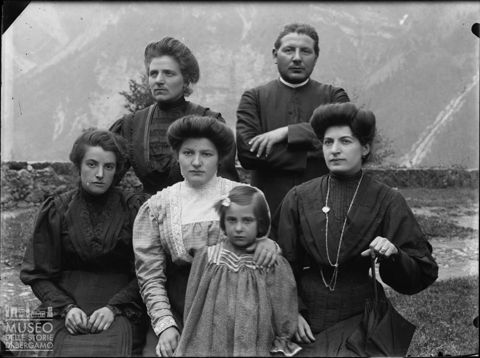 Val Brembana. Ritratto di gruppo familiare con prete