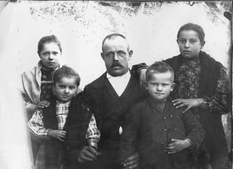 Val Brembana. Ritratto di gruppo familiare
