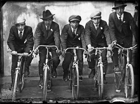 Val Brembana. Ritratto di un gruppo di amici in bicicletta