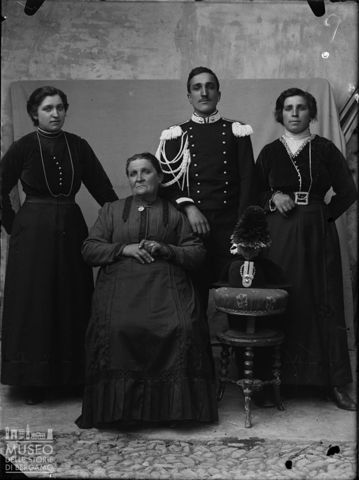 Piazza Brembana. Ritratto di un gruppo familiare