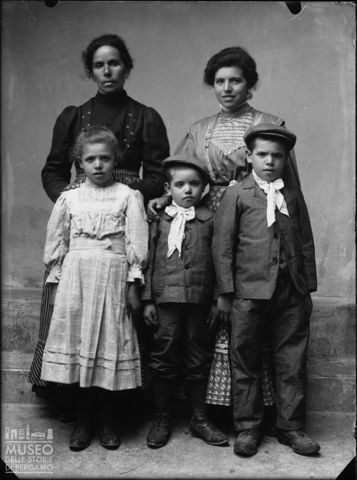 Piazza Brembana. Ritratto di un gruppo familiare
