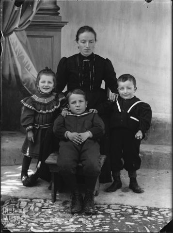 Piazza Brembana. Ritratto di un gruppo familiare