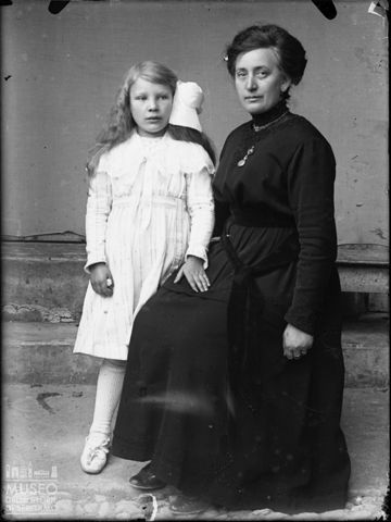 Piazza Brembana. Ritratto di donna con figlio