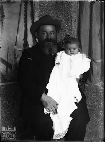 Val Brembana. Ritratto di uomo con bambino