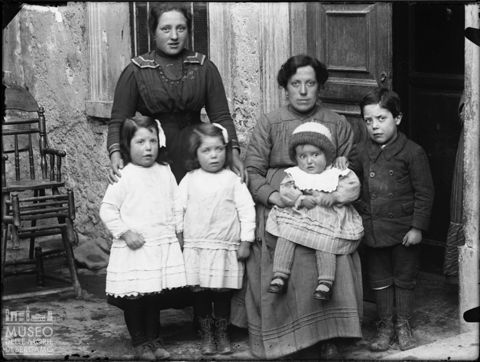 Val Brembana. Ritratto di gruppo familiare