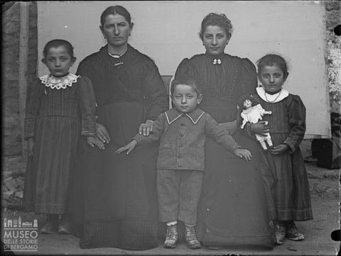 Val Brembana. Ritratto di gruppo familiare