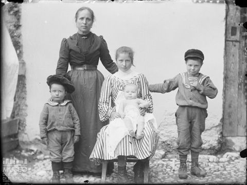 Val Brembana. Ritratto di gruppo familiare