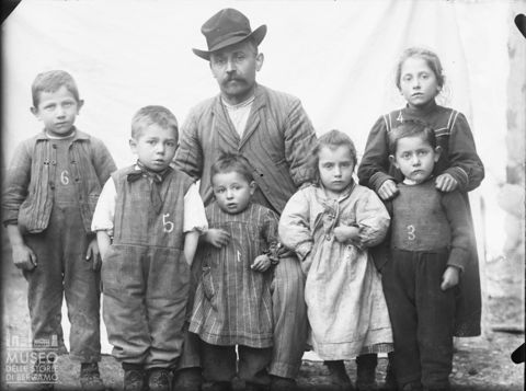 Val Brembana. Ritratto di gruppo familiare