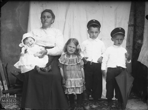 Val Brembana. Ritratto di gruppo familiare