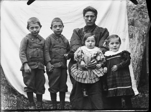 Val Brembana. Ritratto di gruppo familiare