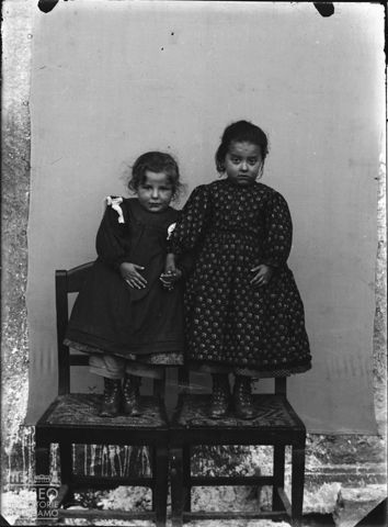 Val Brembana. Ritratto di due bambine