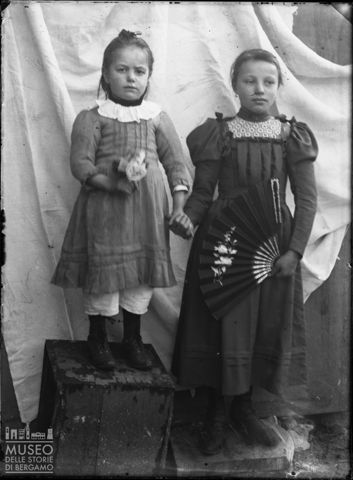 Val Brembana. Ritratto di due bambine