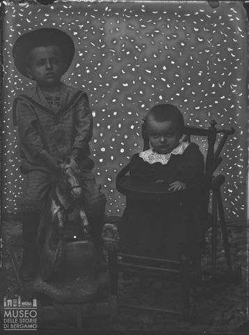 Val Brembana. Ritratto di due bambini