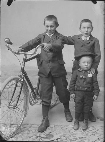 Piazza Brembana. Ritratto di due bambini