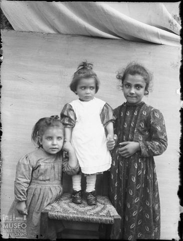 Val Brembana. Ritratto di tre bambine