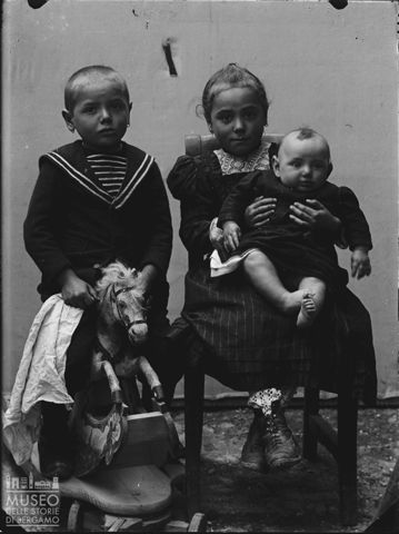 Val Brembana. Ritratto di tre bambini
