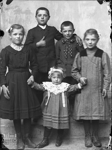 Piazza Brembana. Ritratto di gruppo di bambini
