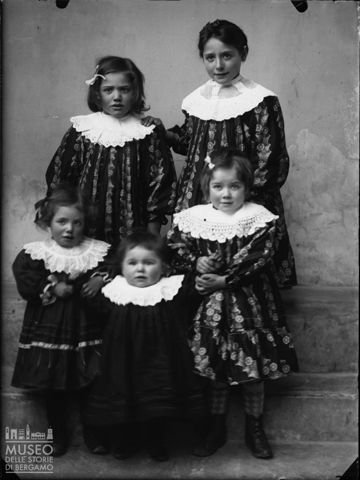 Piazza Brembana. Ritratto di gruppo di bambini