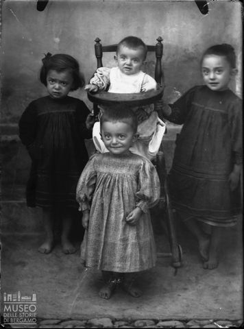 Piazza Brembana. Ritratto di gruppo di bambini