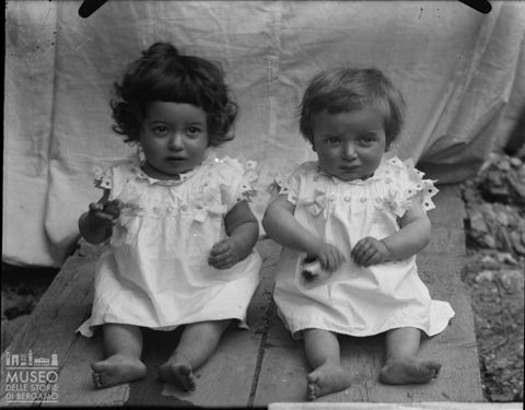 Val Brembana. Ritratto di due bambini piccoli
