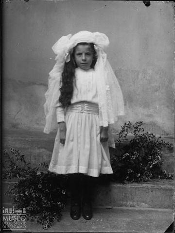 Piazza Brembana. Ritratto di bambina nel giorno della prima comunione