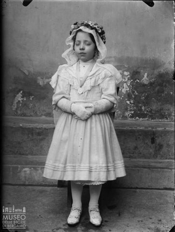 Piazza Brembana. Ritratto di bambina nel giorno della prima comunione