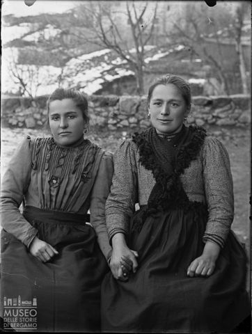 Val Brembana. Ritratto di due donne