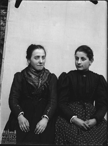 Val Brembana. Ritratto di due donne