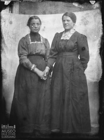 Val Brembana. Ritratto di due donne