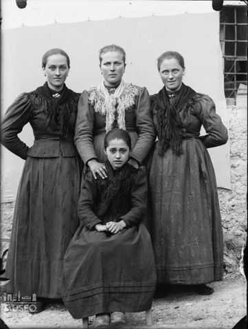 Val Brembana. Ritratto di quattro donne