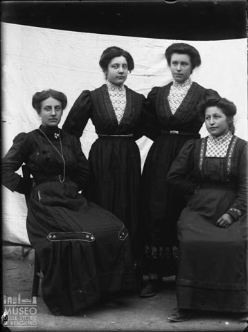 Val Brembana. Ritratto di gruppo di donne