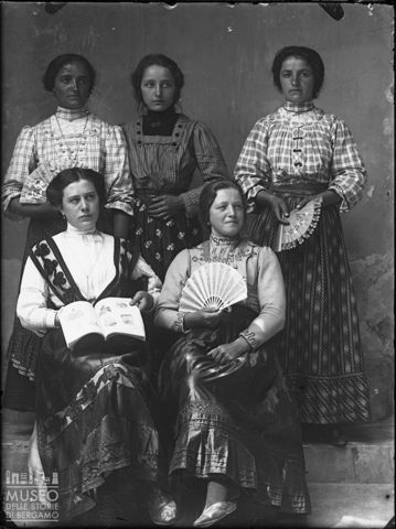 Piazza Brembana. Ritratto di gruppo di donne